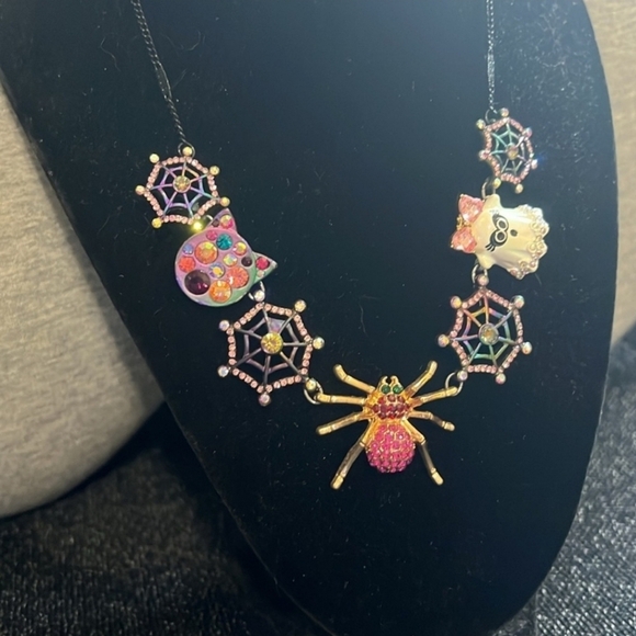 🔹️Betsey Johnson 🔹️Halloween spiders ghost Necklace ✨️🕸 - Picture 5 of 7